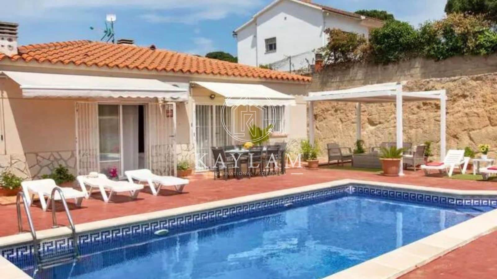 6 soveværelse Villa til salg i Lloret de Mar med swimmingpool - € 450.000 (Ref: 7588787)