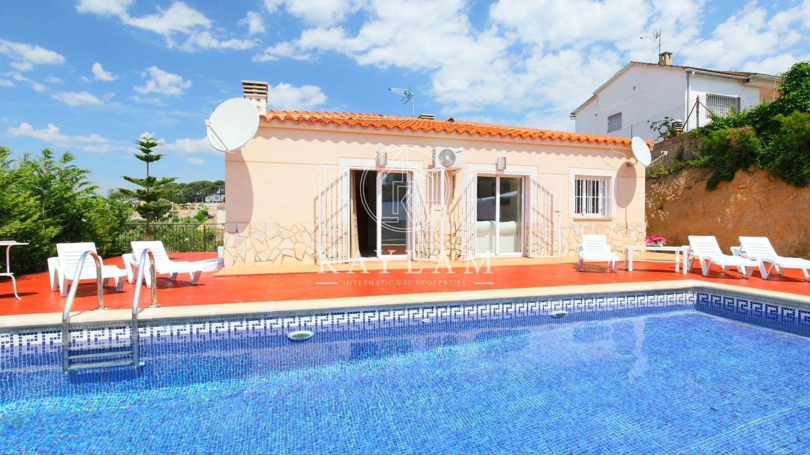 6 soveværelse Villa til salg i Lloret de Mar med swimmingpool - € 450.000 (Ref: 7588787)