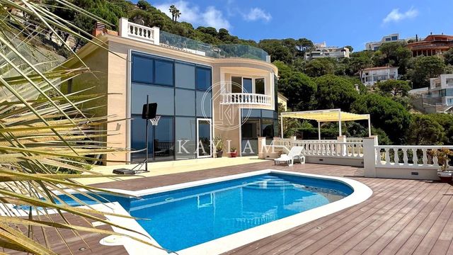 4 soveværelse Villa til salg i Lloret de Mar med swimmingpool garage - € 1.200.000 (Ref: 7695698)