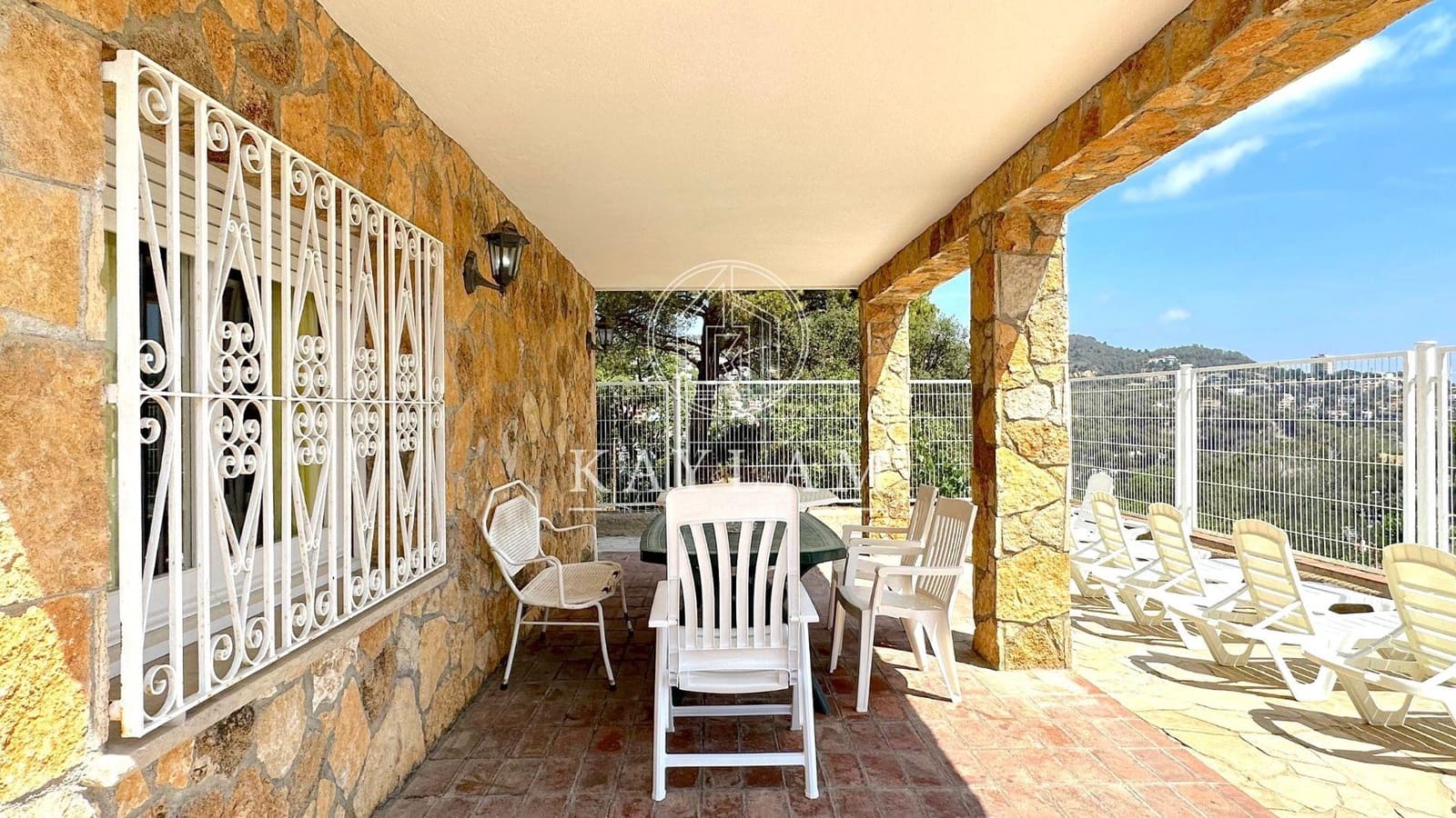 7 bedroom Villa for sale in Lloret de Mar - € 490,000 (Ref: 7744260)