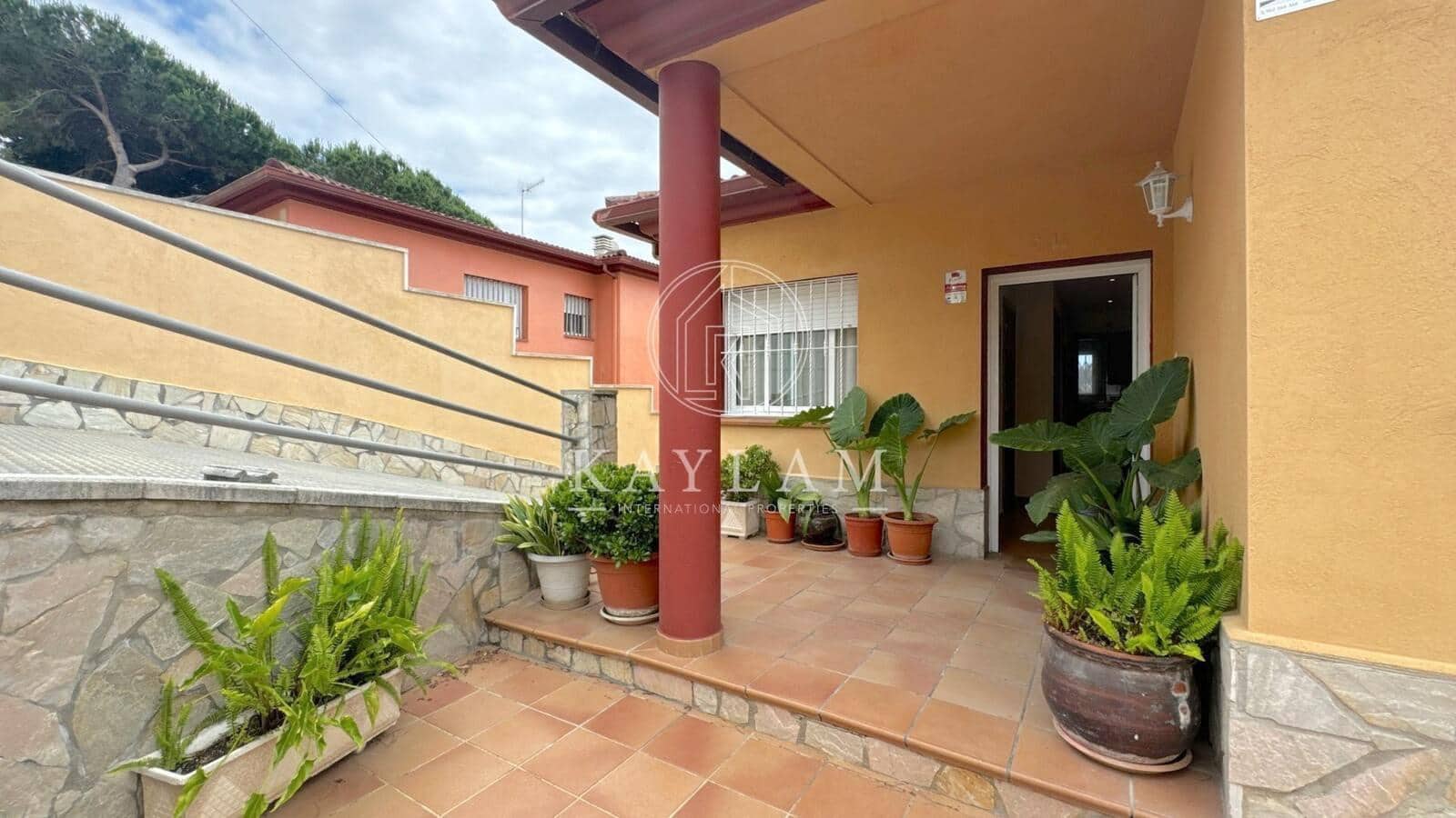 5 bedroom Villa for sale in Vidreres - € 325,000 (Ref: 8382627)