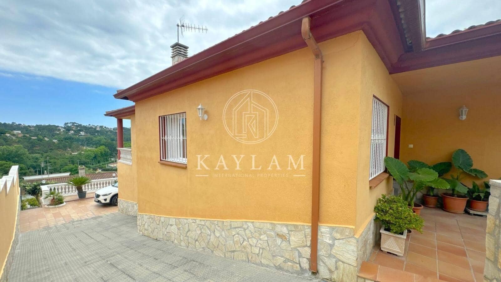 5 bedroom Villa for sale in Vidreres - € 325,000 (Ref: 8382627)