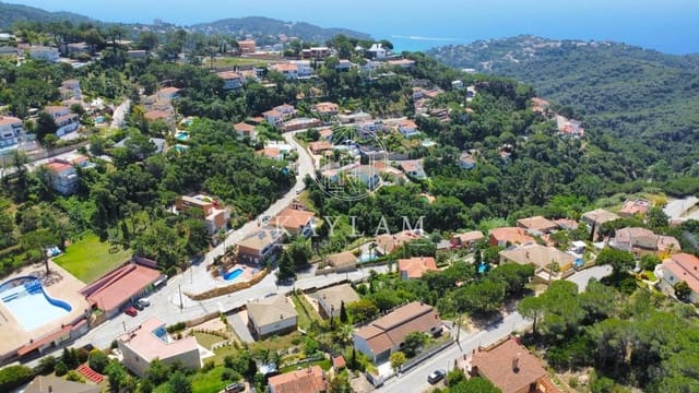 5 bedroom Villa for sale in Lloret de Mar - € 470,000 (Ref: 8385605)