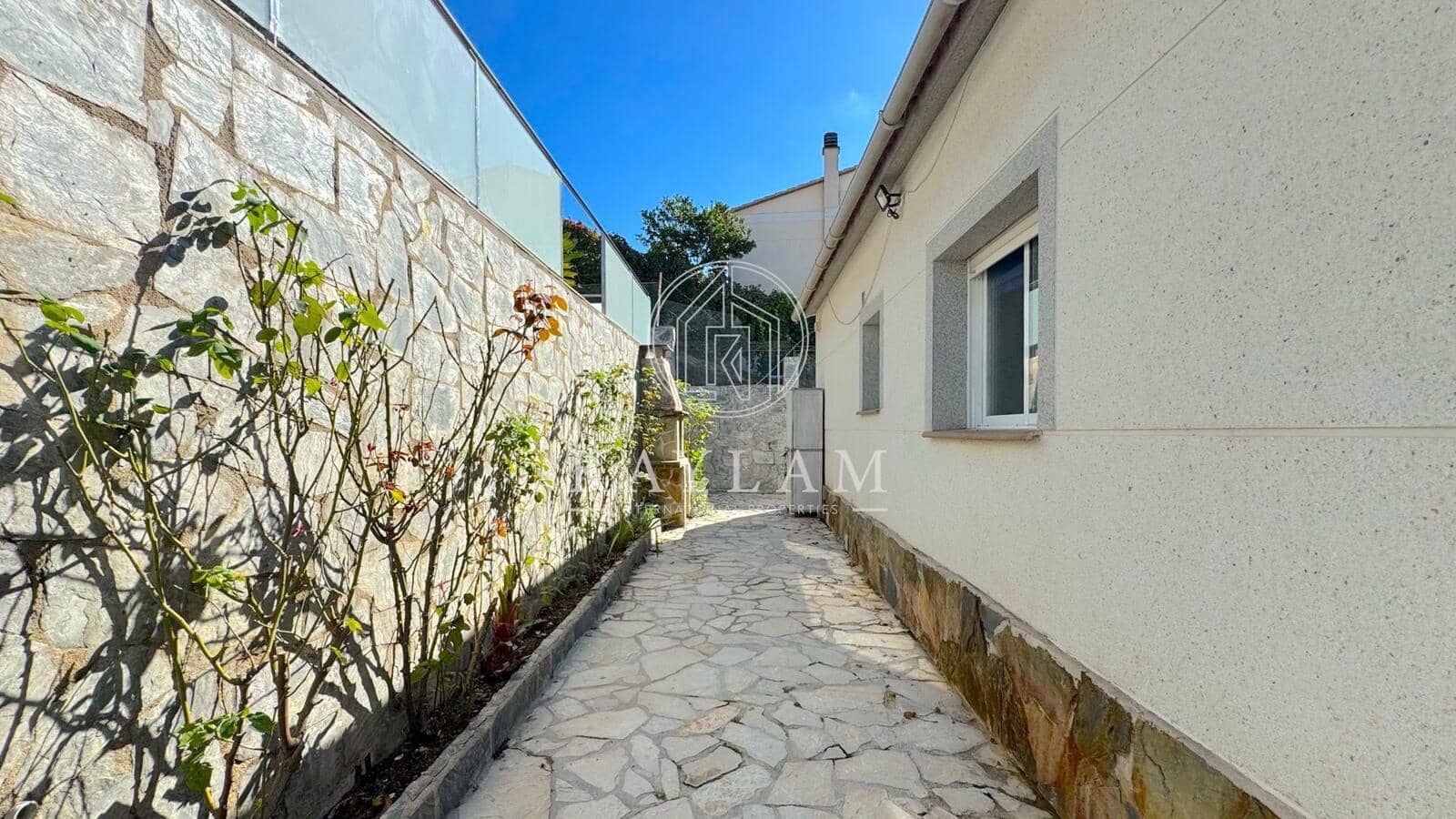 3 slaapkamer Villa te koop in Vidreres - € 350.000 (Ref: 8565939)