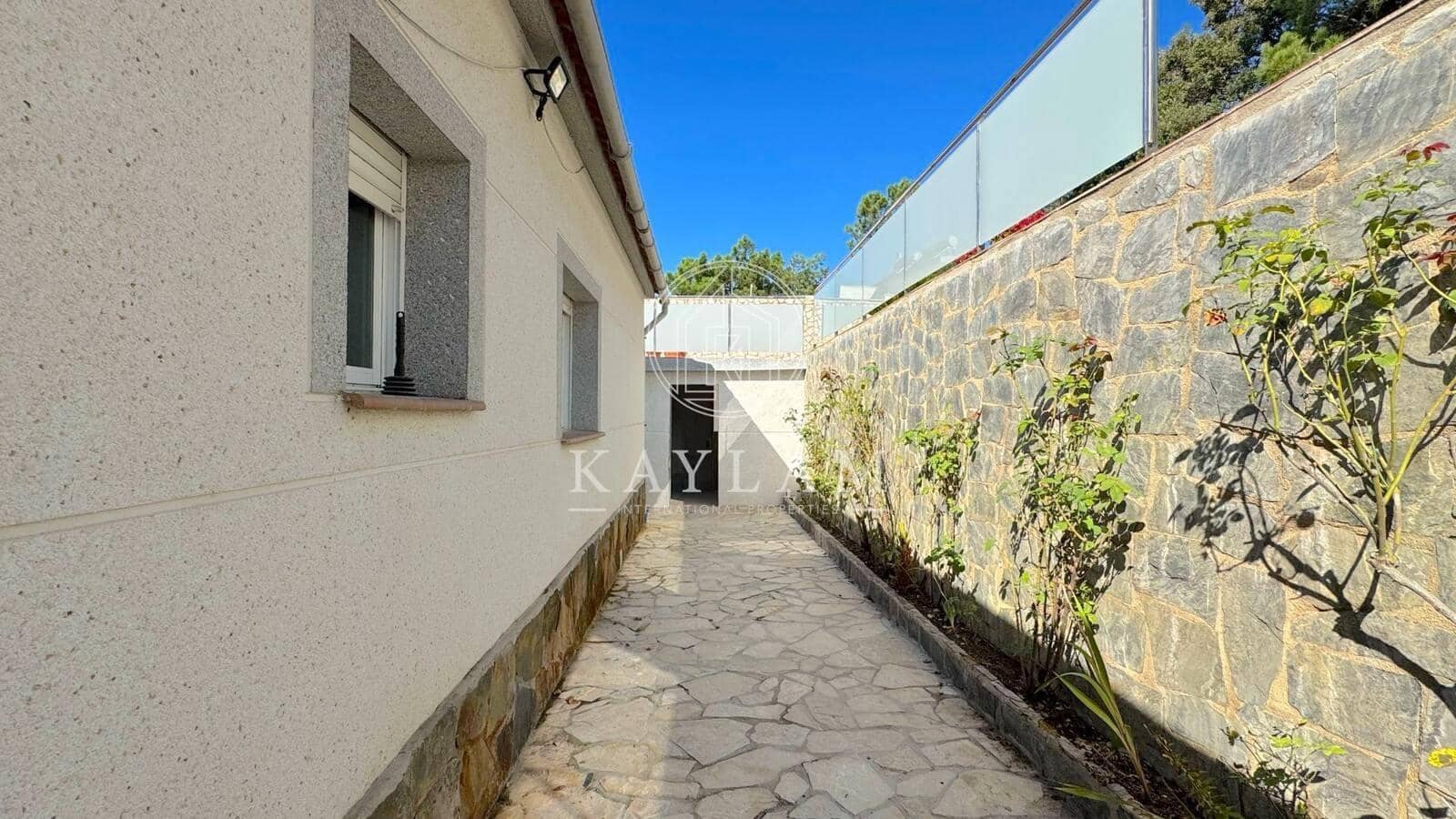 3 slaapkamer Villa te koop in Vidreres - € 350.000 (Ref: 8565939)