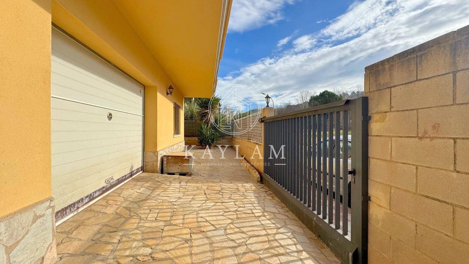 4 bedroom Villa for sale in Lloret de Mar - € 283,000 (Ref: 8770402)