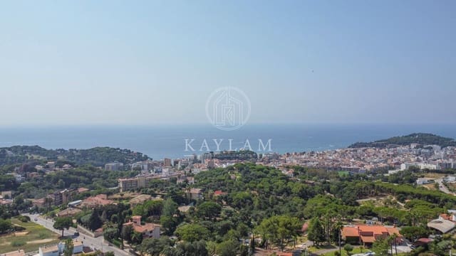 4 slaapkamer Villa te koop in Lloret de Mar met zwembad garage - € 1.350.000 (Ref: 9165760)