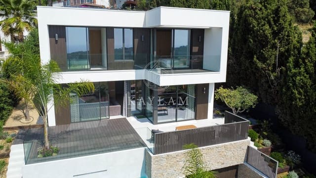 4 slaapkamer Villa te koop in Lloret de Mar met zwembad garage - € 1.350.000 (Ref: 9165760)