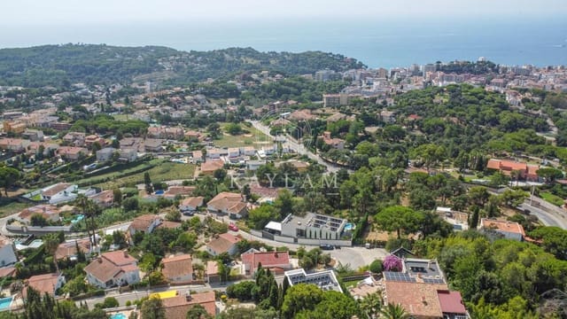 4 slaapkamer Villa te koop in Lloret de Mar met zwembad garage - € 1.350.000 (Ref: 9165760)