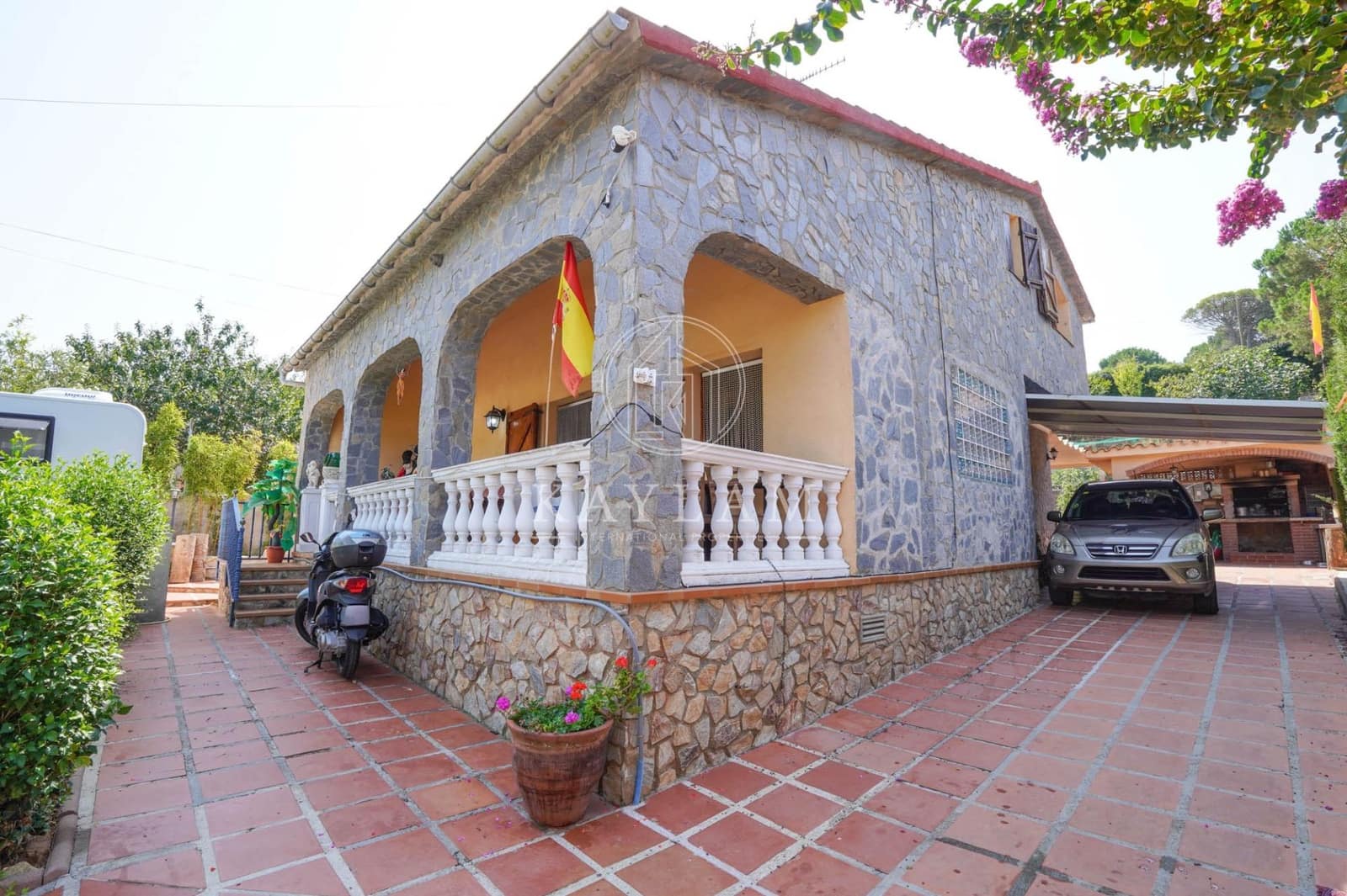 4 bedroom Villa for sale in Lloret de Mar with pool - € 299,000 (Ref: 9169520)