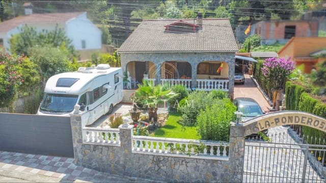 Chalet de 4 habitaciones en Lloret de Mar en venta con piscina - 299.000 € (Ref: 9169520)