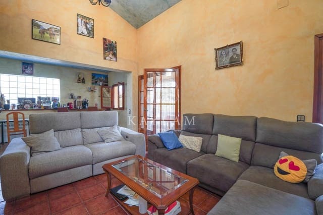 Chalet de 4 habitaciones en Lloret de Mar en venta con piscina - 299.000 € (Ref: 9169520)