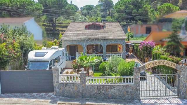 Chalet de 4 habitaciones en Lloret de Mar en venta con piscina - 299.000 € (Ref: 9169520)