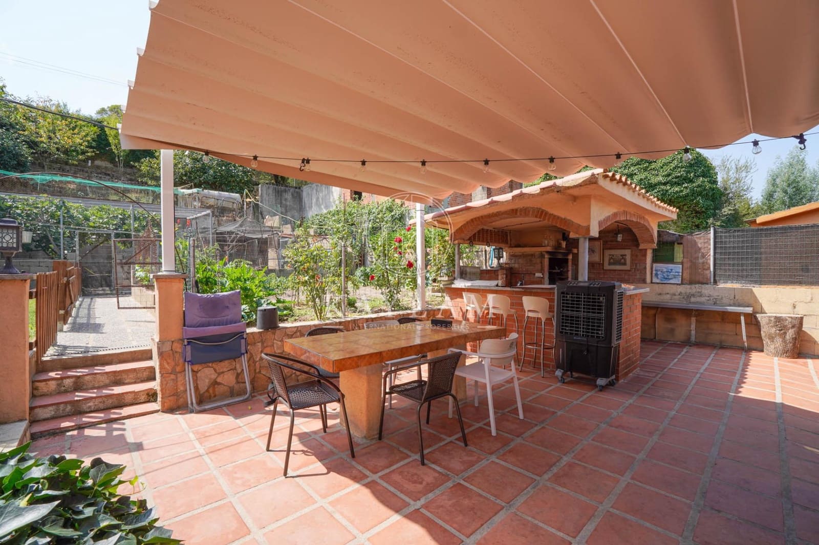 4 bedroom Villa for sale in Lloret de Mar with pool - € 299,000 (Ref: 9169520)