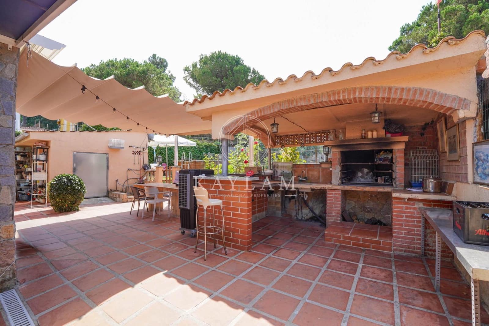 4 bedroom Villa for sale in Lloret de Mar with pool - € 299,000 (Ref: 9169520)