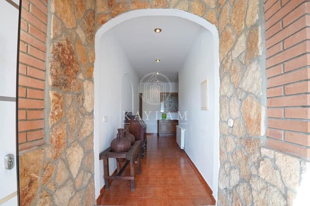 6 soverom Villa til salgs i Lloret de Mar med svømmebasseng - € 498 000 (Ref: 9385614)