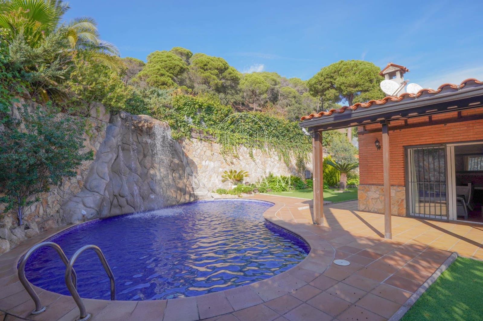6 bedroom Villa for sale in Lloret de Mar with pool - € 498,000 (Ref: 9385614)