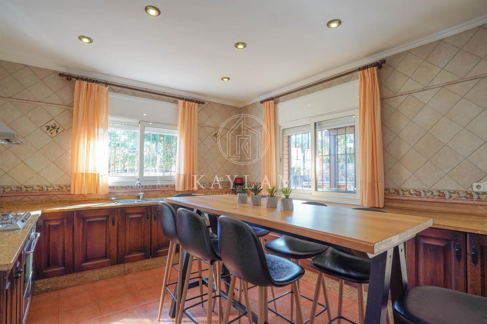 6 bedroom Villa for sale in Lloret de Mar with pool - € 498,000 (Ref: 9385614)