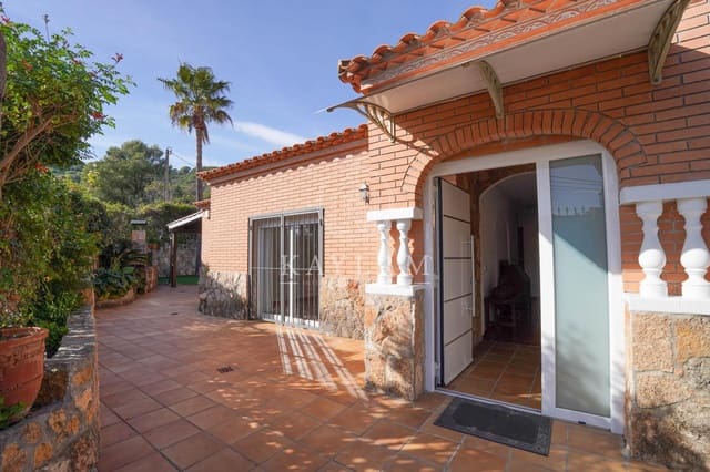 6 soverom Villa til salgs i Lloret de Mar med svømmebasseng - € 498 000 (Ref: 9385614)