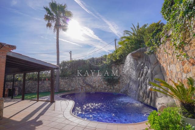 6 soverom Villa til salgs i Lloret de Mar med svømmebasseng - € 498 000 (Ref: 9385614)