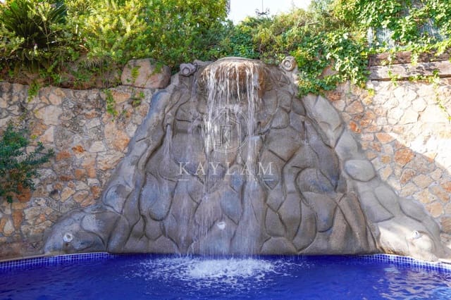 6 soverom Villa til salgs i Lloret de Mar med svømmebasseng - € 498 000 (Ref: 9385614)