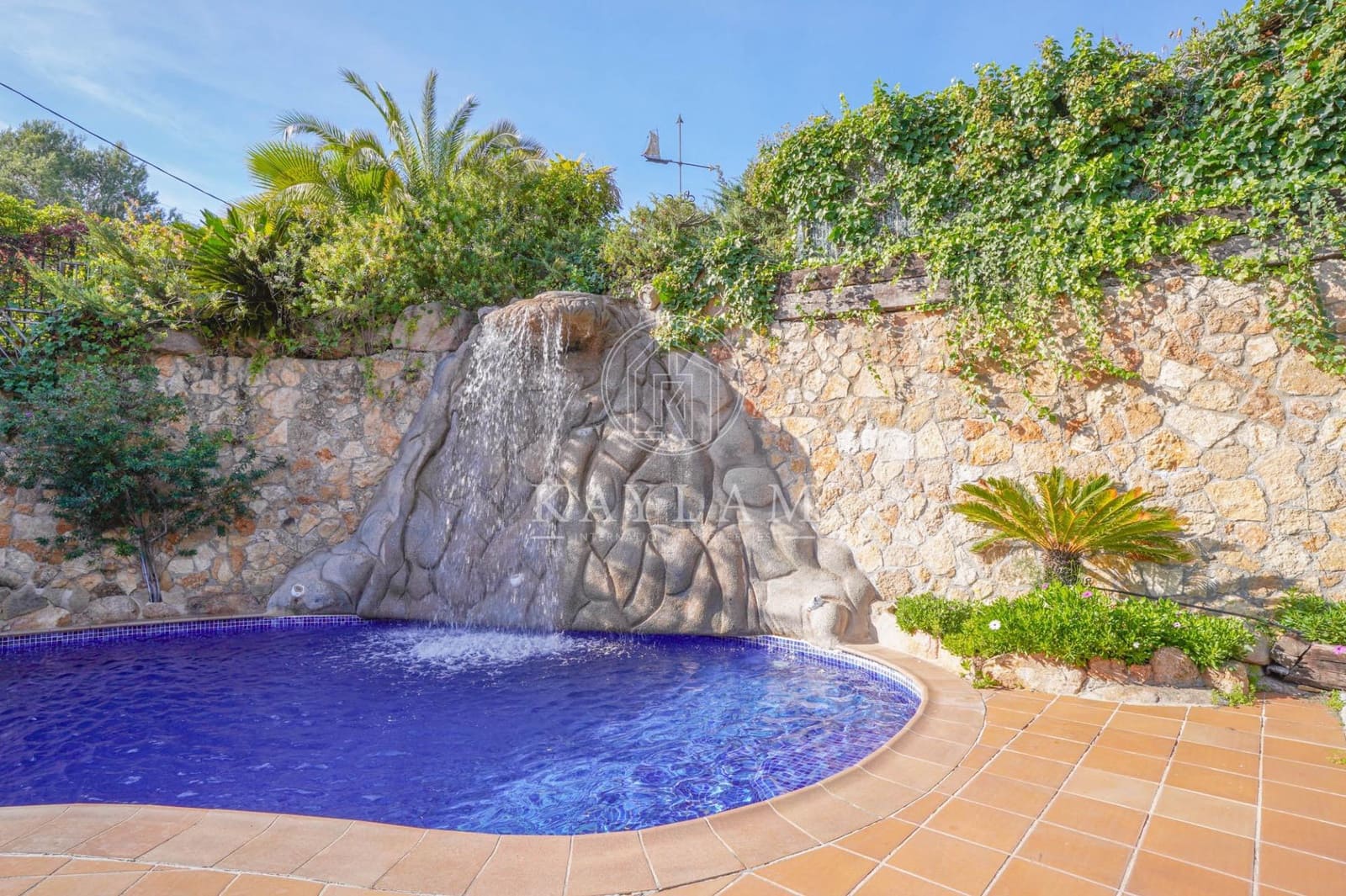 6 bedroom Villa for sale in Lloret de Mar with pool - € 498,000 (Ref: 9385614)