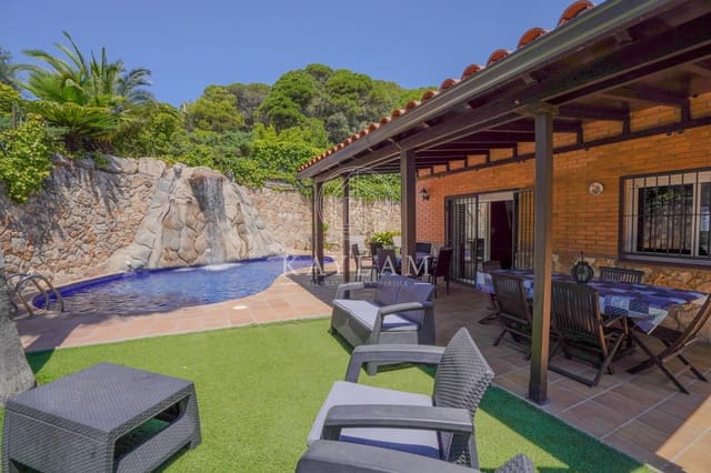 6 soveværelse Villa til salg i Lloret de Mar med swimmingpool - € 530.000 (Ref: 9385614)