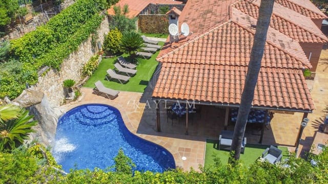 6 soveværelse Villa til salg i Lloret de Mar med swimmingpool - € 530.000 (Ref: 9385614)