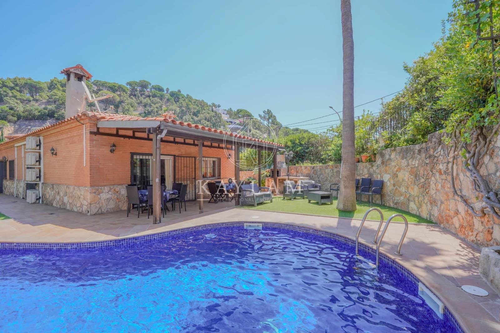 6 soverom Villa til salgs i Lloret de Mar med svømmebasseng - € 530 000 (Ref: 9385614)