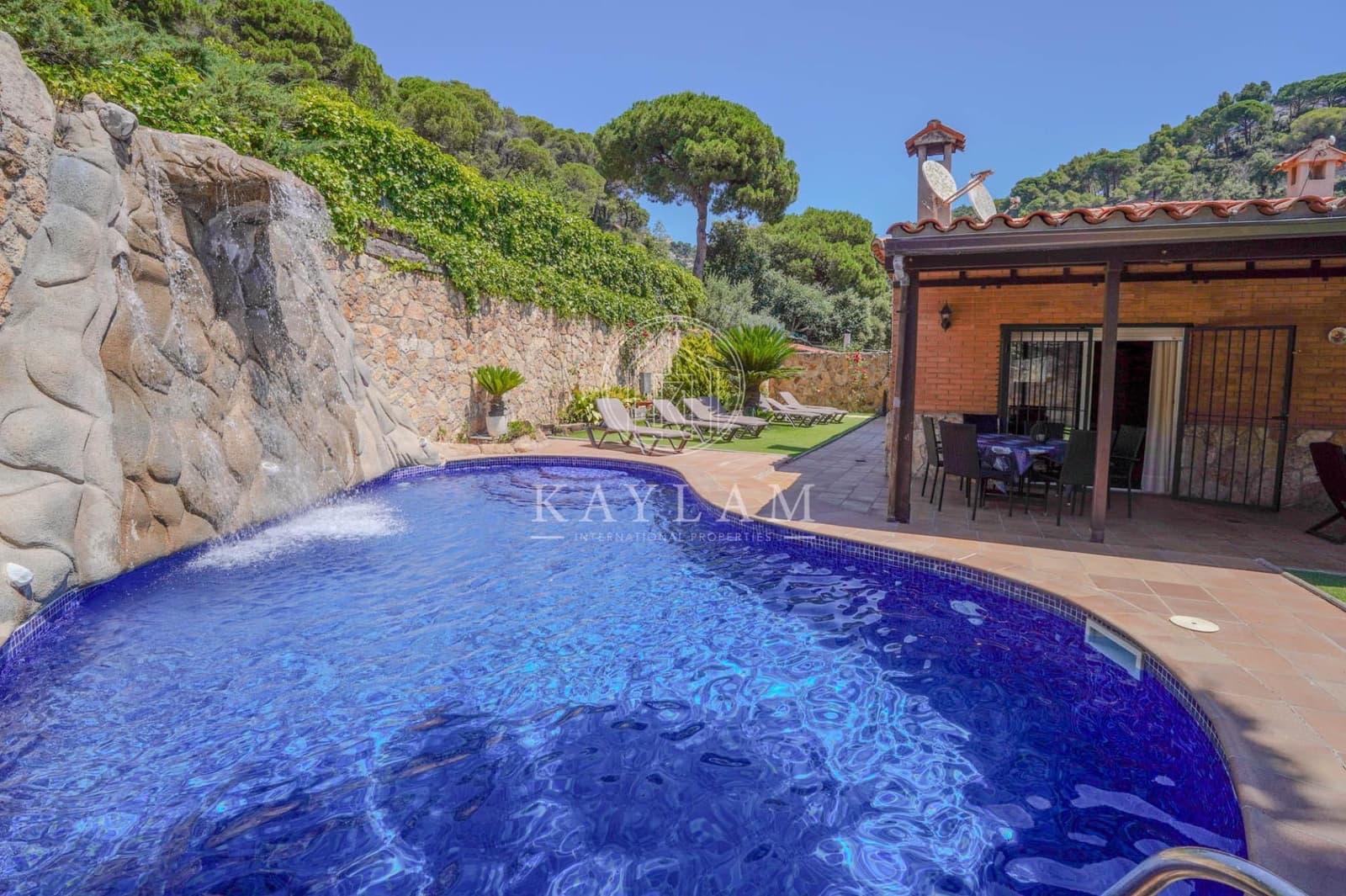 6 soverom Villa til salgs i Lloret de Mar med svømmebasseng - € 530 000 (Ref: 9385614)