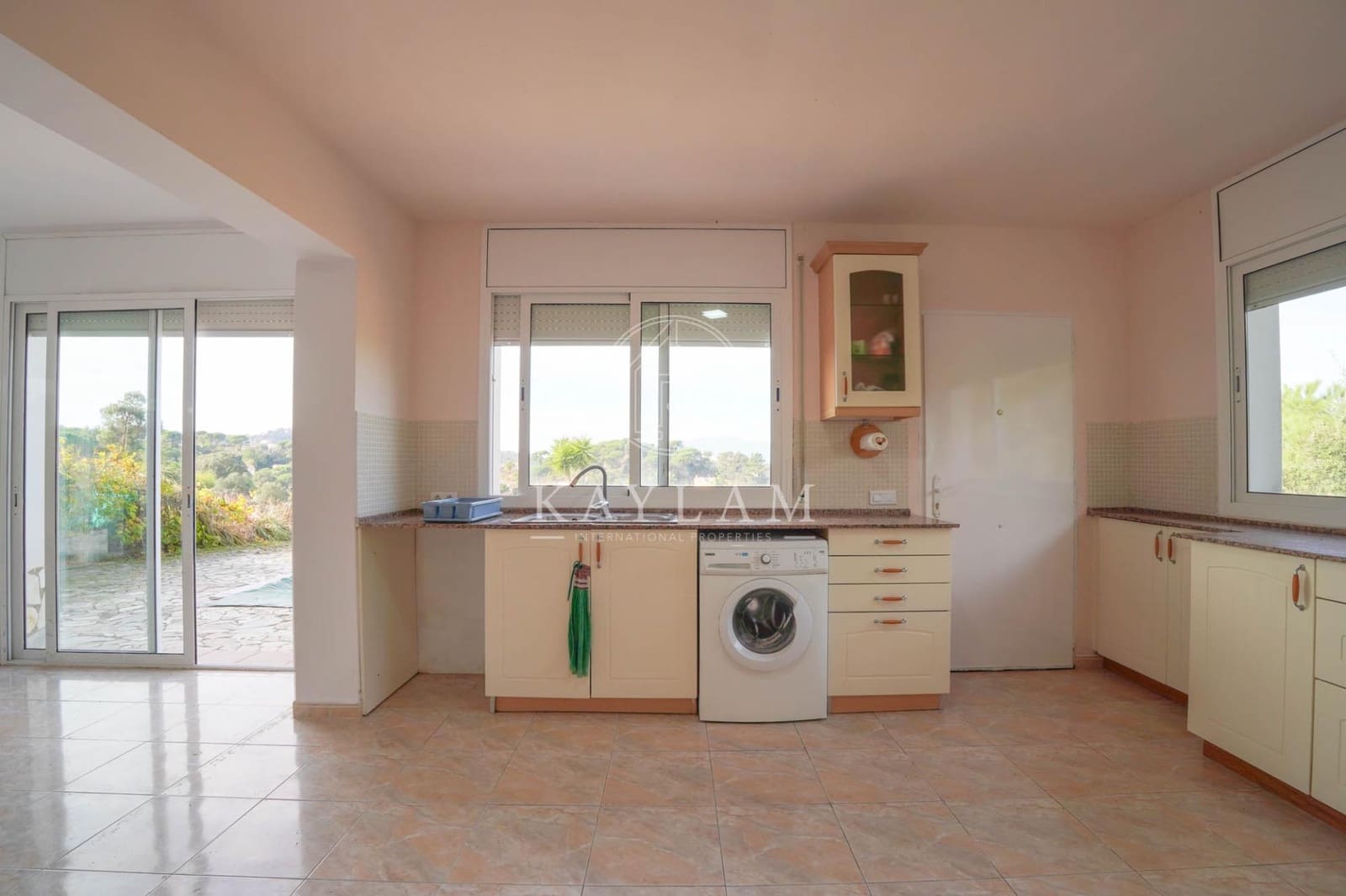 4 bedroom Villa for sale in Lloret de Mar with pool - € 399,000 (Ref: 9387914)