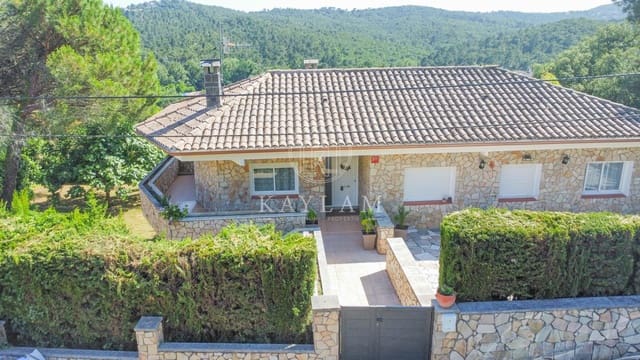 4 slaapkamer Villa te koop in Aiguaviva Parc, Vidreres met zwembad garage - € 375.000 (Ref: 9586511)