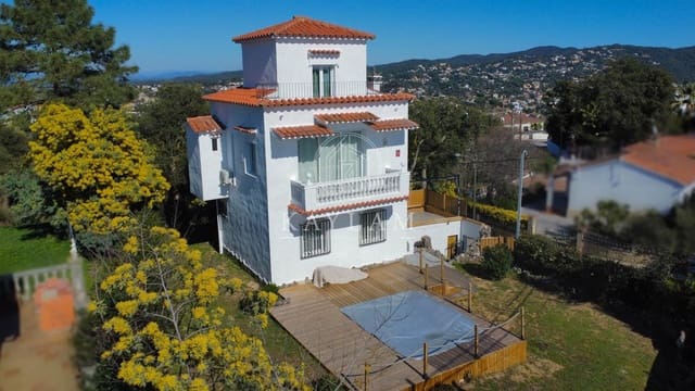 3 soverom Villa til salgs i Lloret de Mar med svømmebasseng garasje - € 335 000 (Ref: 9629980)