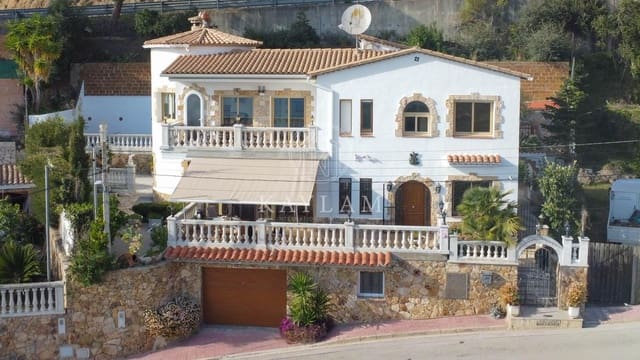 4 sovrum Villa till salu i Lloret de Mar med pool garage - 535 000 € (Ref: 9652003)