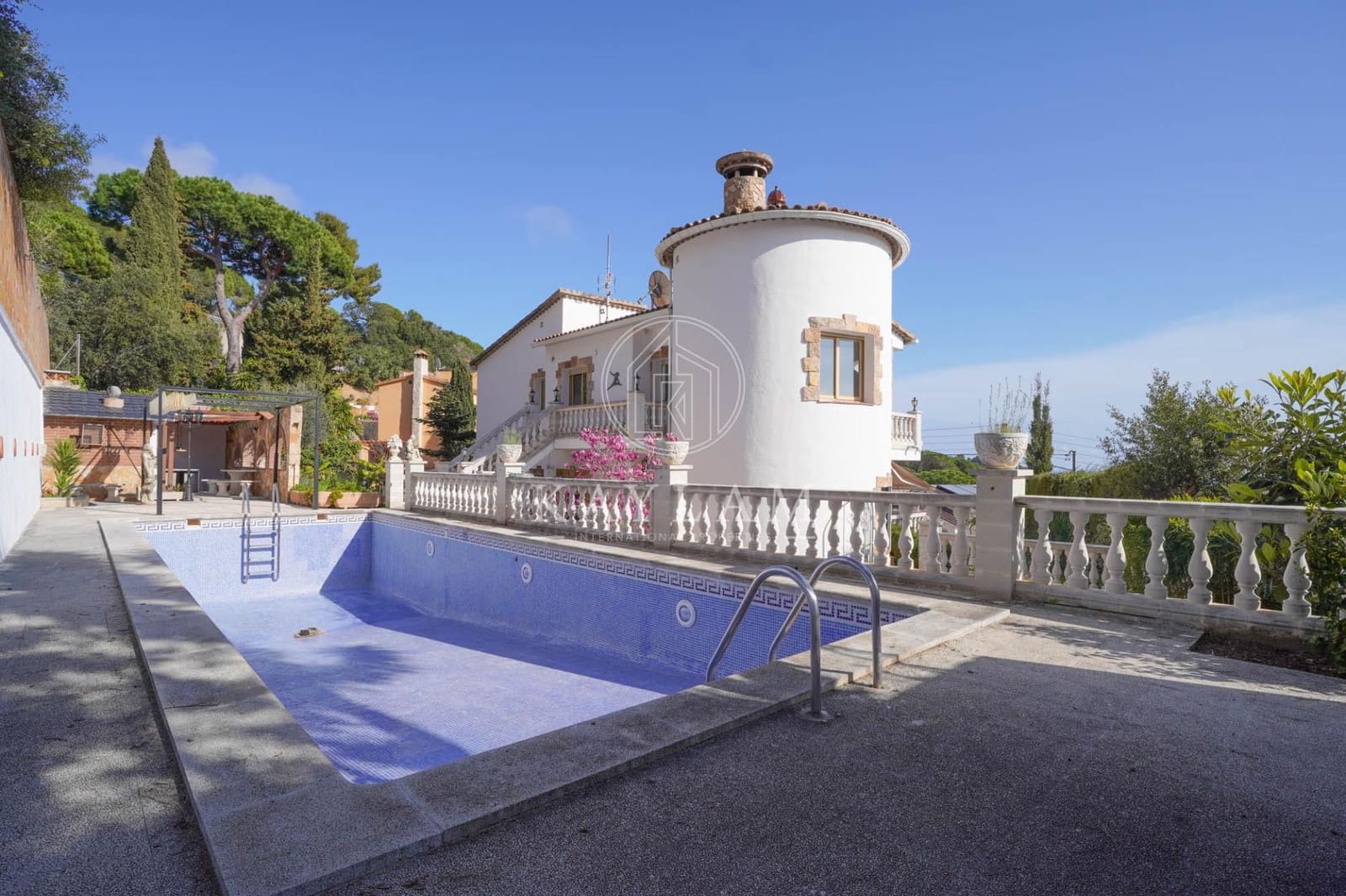 4 bedroom Villa for sale in Lloret de Mar with pool garage - € 535,000 (Ref: 9652003)