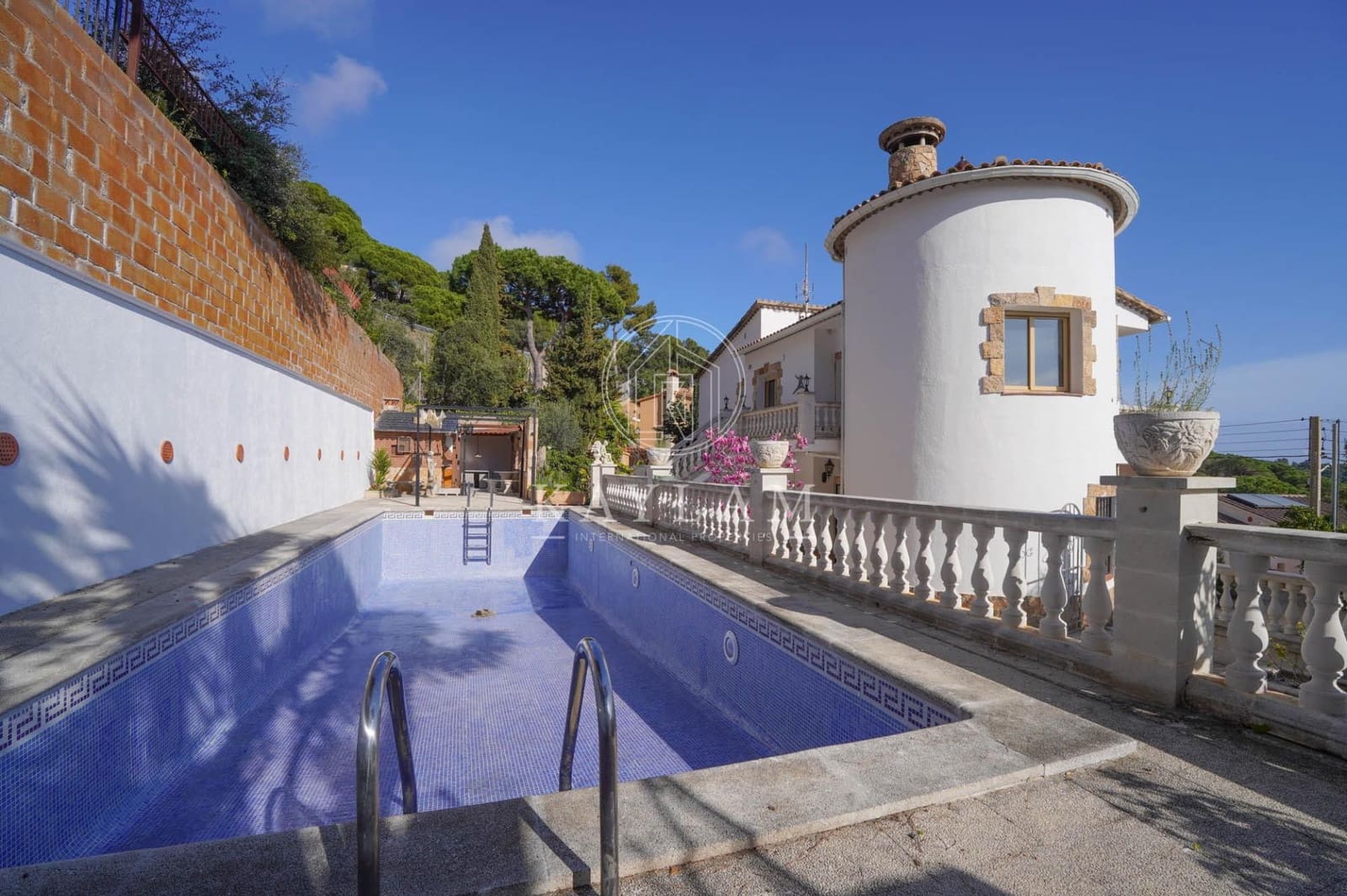 4 bedroom Villa for sale in Lloret de Mar with pool garage - € 535,000 (Ref: 9652003)