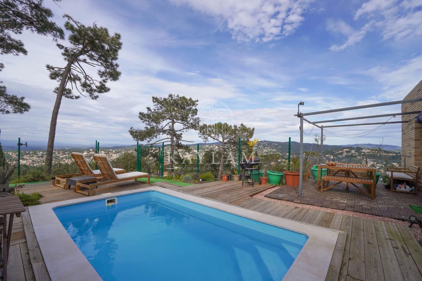 3 soveværelse Villa til salg i Lloret de Mar med swimmingpool - € 295.000 (Ref: 9735589)