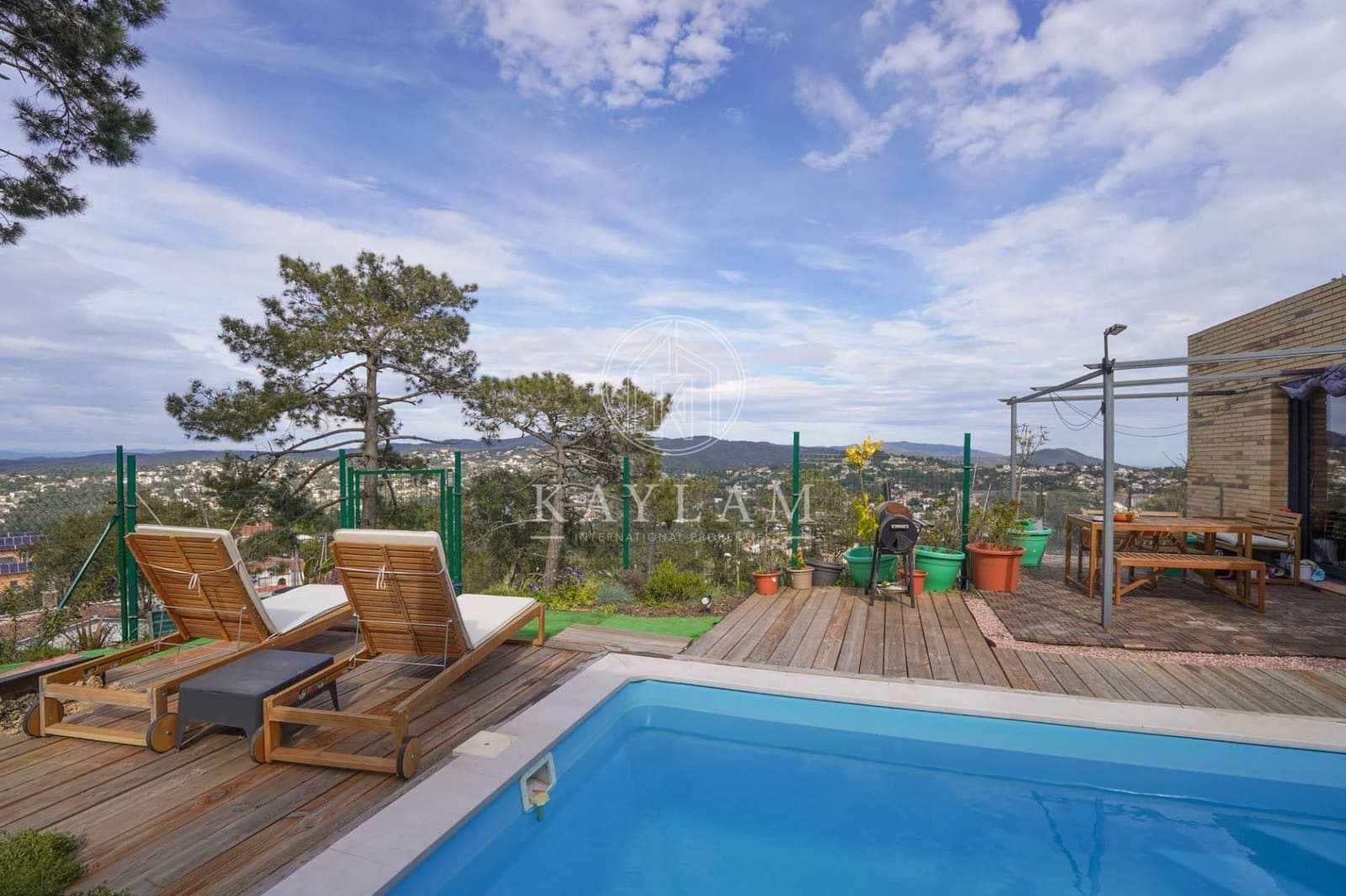 3 soveværelse Villa til salg i Lloret de Mar med swimmingpool - € 295.000 (Ref: 9735589)