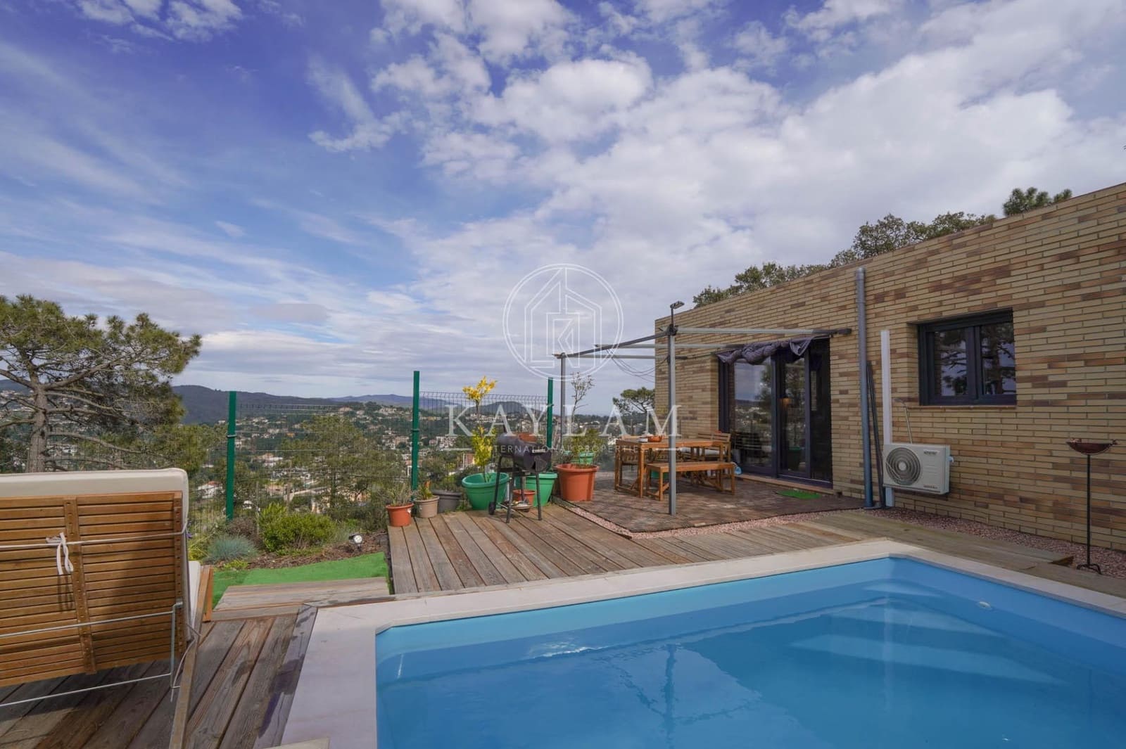 3 soveværelse Villa til salg i Lloret de Mar med swimmingpool - € 295.000 (Ref: 9735589)