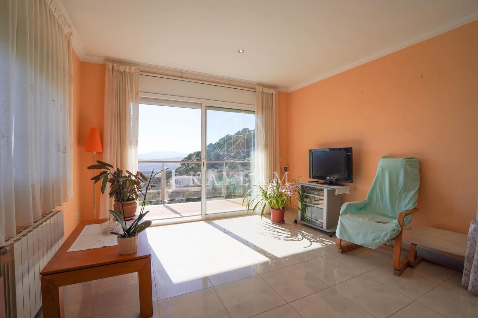 2 bedroom Villa for sale in Lloret de Mar with garage - € 425,000 (Ref: 9752034)