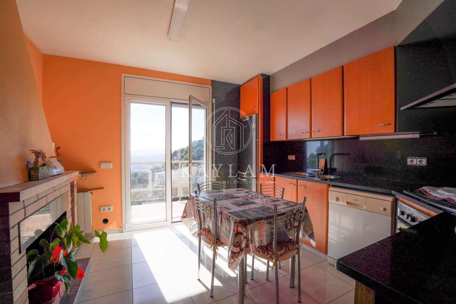 2 bedroom Villa for sale in Lloret de Mar with garage - € 425,000 (Ref: 9752034)