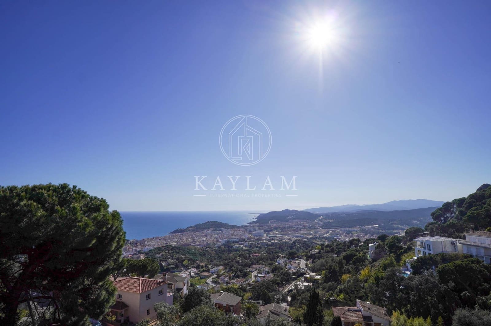 2 bedroom Villa for sale in Lloret de Mar with garage - € 425,000 (Ref: 9752034)