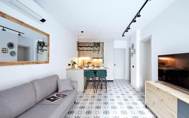 4 slaapkamer Halfvrijstaande villa te koop in Lloret de Mar - € 370.000 (Ref: 9788401)