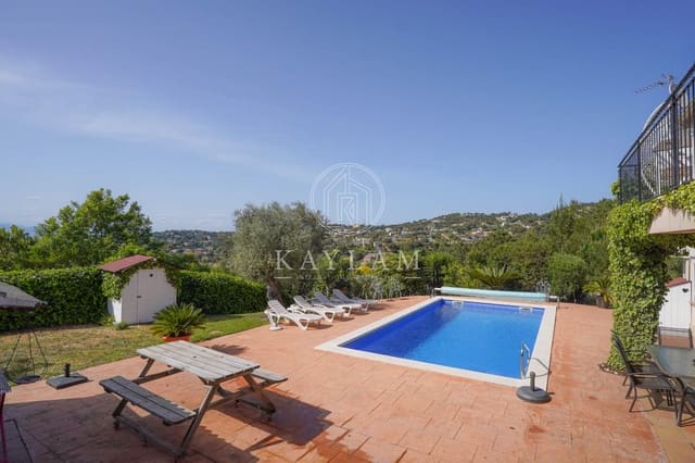 5 makuuhuone Huvila myytävänä paikassa Lloret de Mar mukana uima-altaan - 349 000 € (Ref: 9813836)