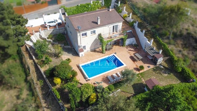 5 makuuhuone Huvila myytävänä paikassa Lloret de Mar mukana uima-altaan - 349 000 € (Ref: 9813836)