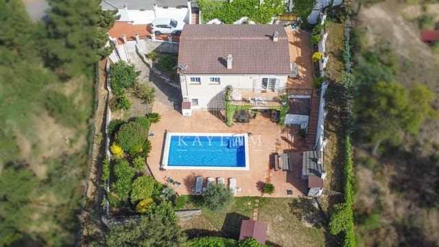5 makuuhuone Huvila myytävänä paikassa Lloret de Mar mukana uima-altaan - 349 000 € (Ref: 9813836)