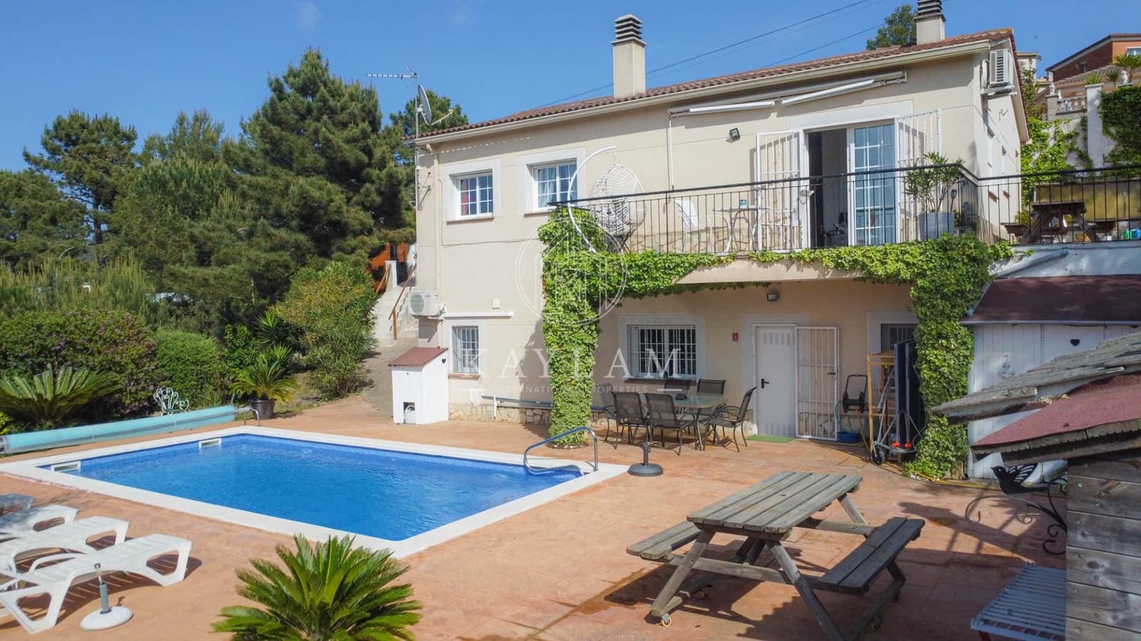 5 makuuhuone Huvila myytävänä paikassa Lloret de Mar mukana uima-altaan - 349 000 € (Ref: 9813836)