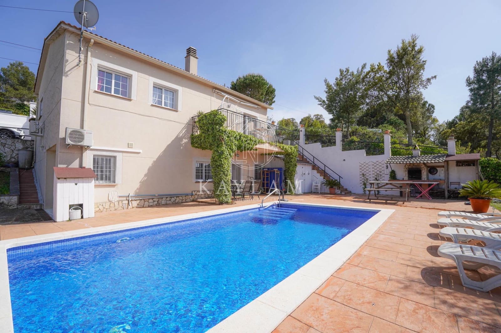 5 makuuhuone Huvila myytävänä paikassa Lloret de Mar mukana uima-altaan - 349 000 € (Ref: 9813836)