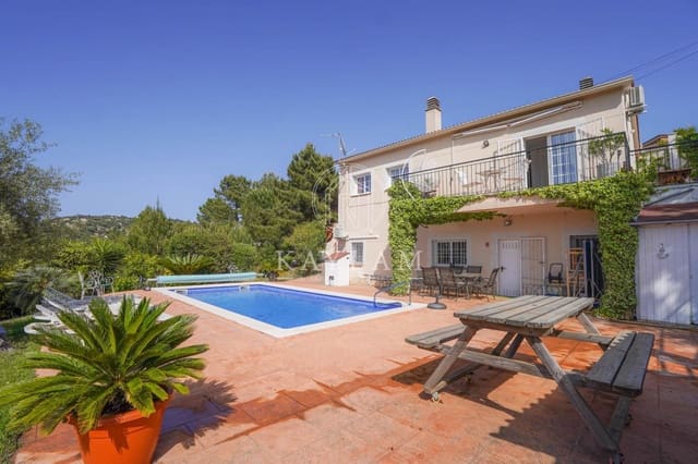 5 makuuhuone Huvila myytävänä paikassa Lloret de Mar mukana uima-altaan - 349 000 € (Ref: 9813836)