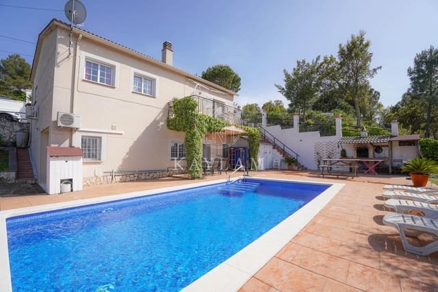5 makuuhuone Huvila myytävänä paikassa Lloret de Mar mukana uima-altaan - 349 000 € (Ref: 9813836)